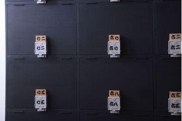 アンティーク家具　アンティークペイント　シックなブラックカラーの鍵付き下駄箱(2)