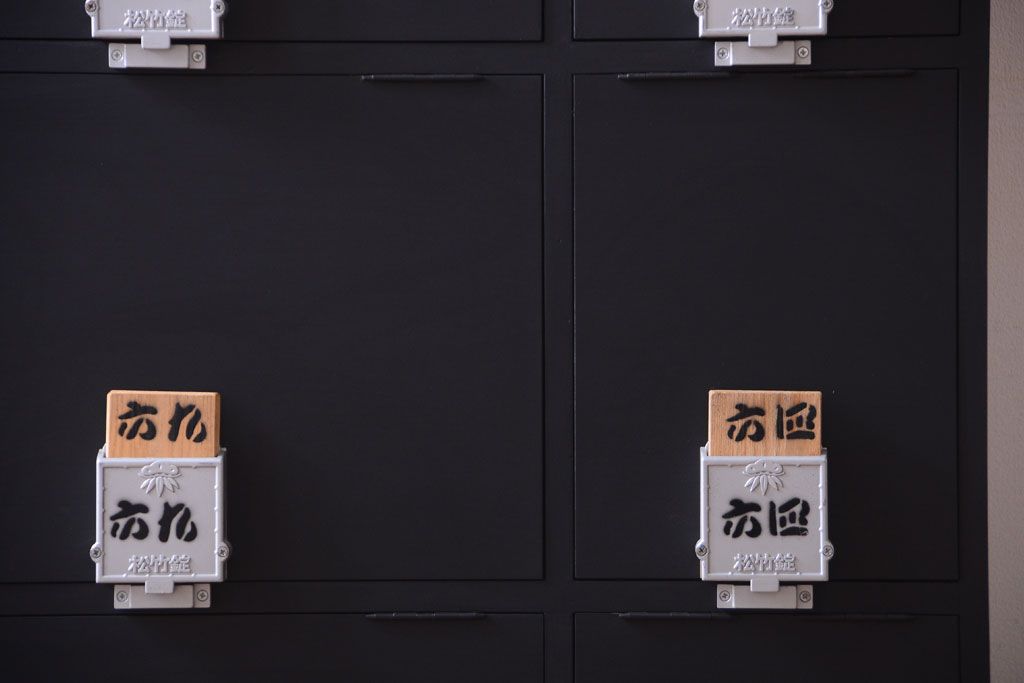 アンティーク家具　アンティークペイント　シックなブラックカラーの鍵付き下駄箱(2)