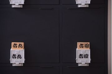 アンティーク家具　アンティークペイント　シックなブラックカラーの鍵付き下駄箱(2)