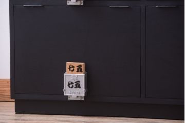 アンティーク家具　アンティークペイント　シックなブラックカラーの鍵付き下駄箱(2)