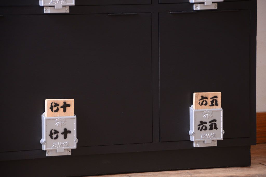 アンティーク家具　アンティークペイント　シックなブラックカラーの鍵付き下駄箱(2)