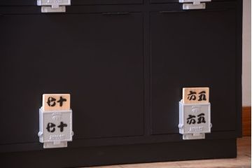 アンティーク家具　アンティークペイント　シックなブラックカラーの鍵付き下駄箱(2)