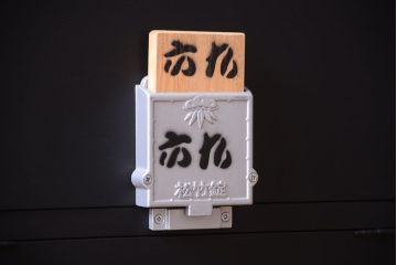 アンティーク家具　アンティークペイント　シックなブラックカラーの鍵付き下駄箱(2)