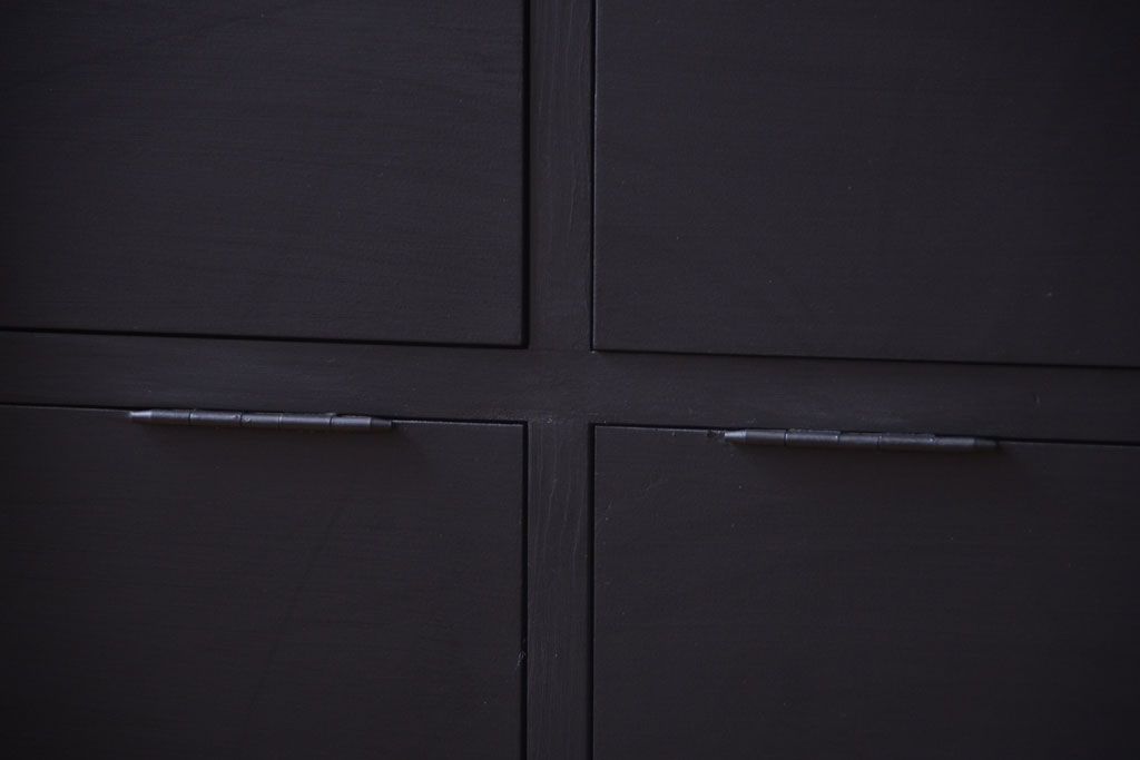 アンティーク家具　アンティークペイント　シックなブラックカラーの鍵付き下駄箱(2)