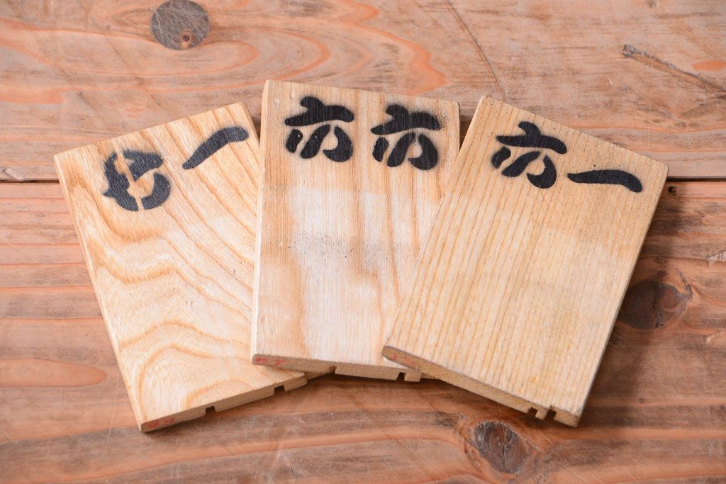 アンティーク家具　アンティークペイント　シックなブラックカラーの鍵付き下駄箱(2)