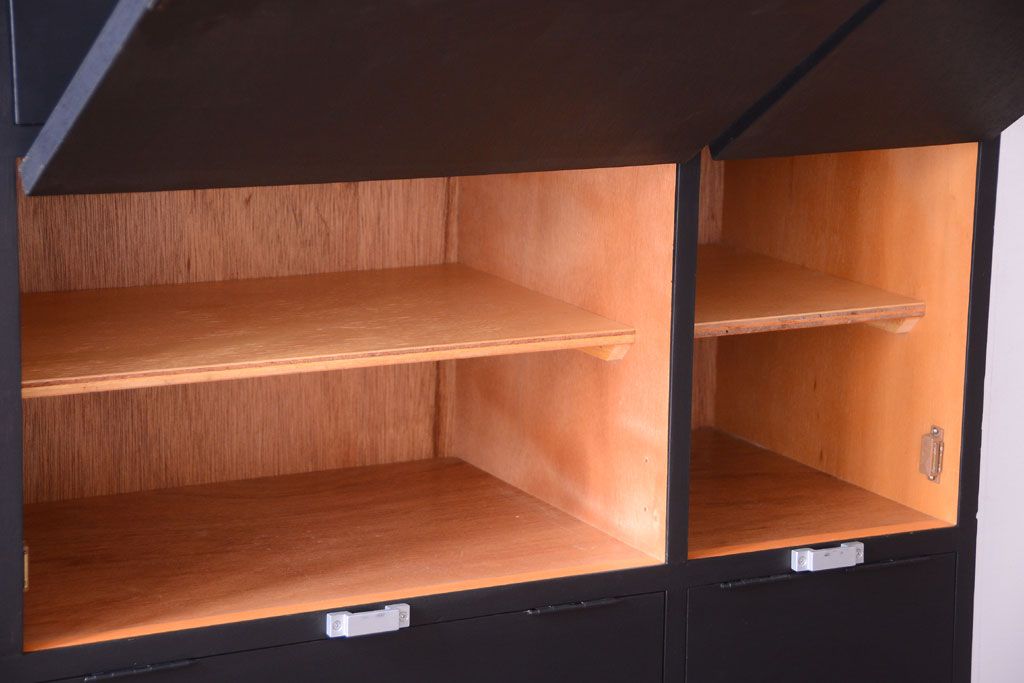 アンティーク家具　アンティークペイント　シックなブラックカラーの鍵付き下駄箱(2)