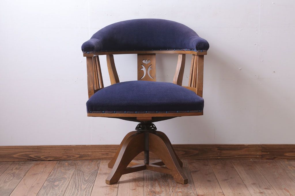 アンティーク家具　和製アンティーク　透かし彫り　オリジナル座面のナラ材製回転椅子(回転イス)