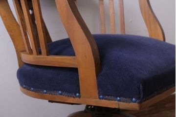 アンティーク家具　和製アンティーク　透かし彫り　オリジナル座面のナラ材製回転椅子(回転イス)