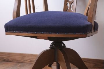 アンティーク家具　和製アンティーク　透かし彫り　オリジナル座面のナラ材製回転椅子(回転イス)