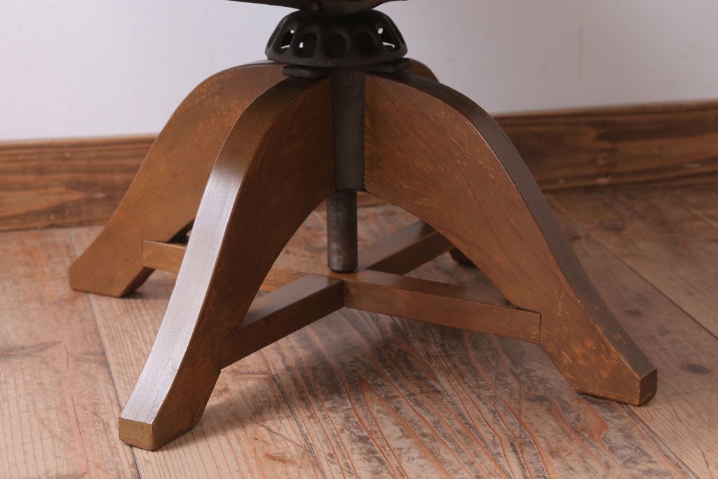 アンティーク家具　和製アンティーク　透かし彫り　オリジナル座面のナラ材製回転椅子(回転イス)