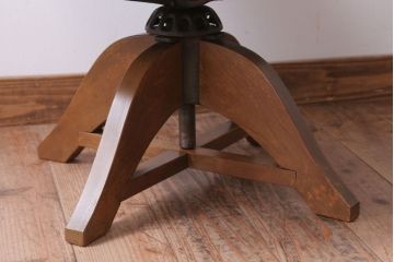 アンティーク家具　和製アンティーク　透かし彫り　オリジナル座面のナラ材製回転椅子(回転イス)