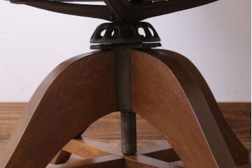 アンティーク家具　和製アンティーク　透かし彫り　オリジナル座面のナラ材製回転椅子(回転イス)