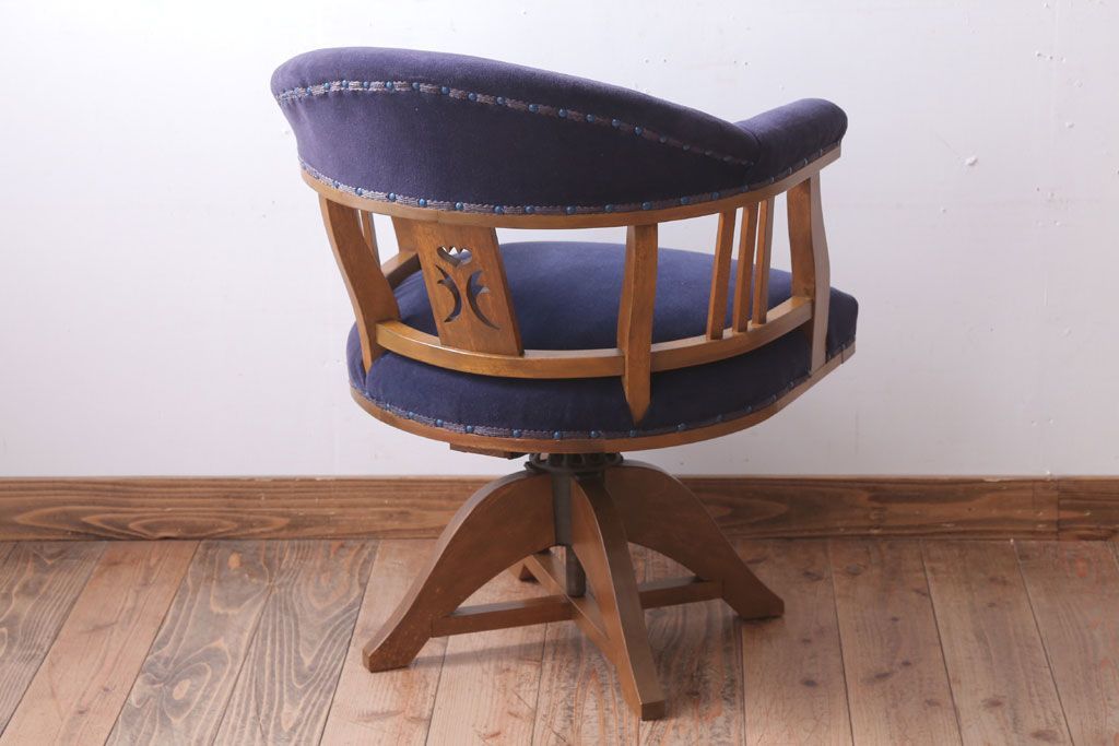 アンティーク家具　和製アンティーク　透かし彫り　オリジナル座面のナラ材製回転椅子(回転イス)