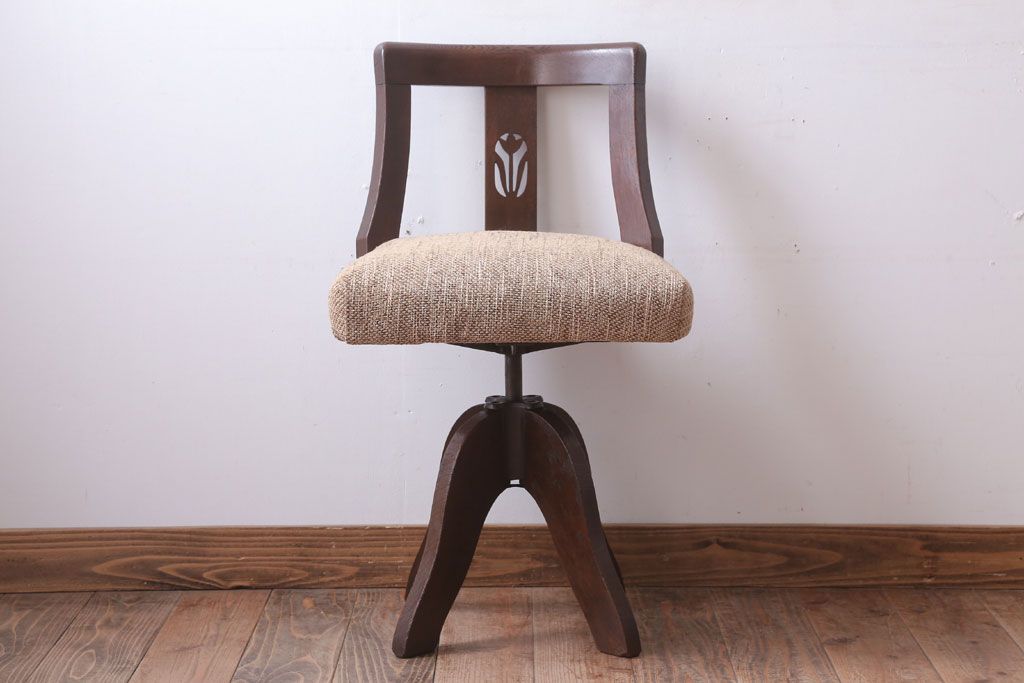 アンティーク家具　和製アンティーク　透かし彫り　古い木の回転椅子(回転イス)