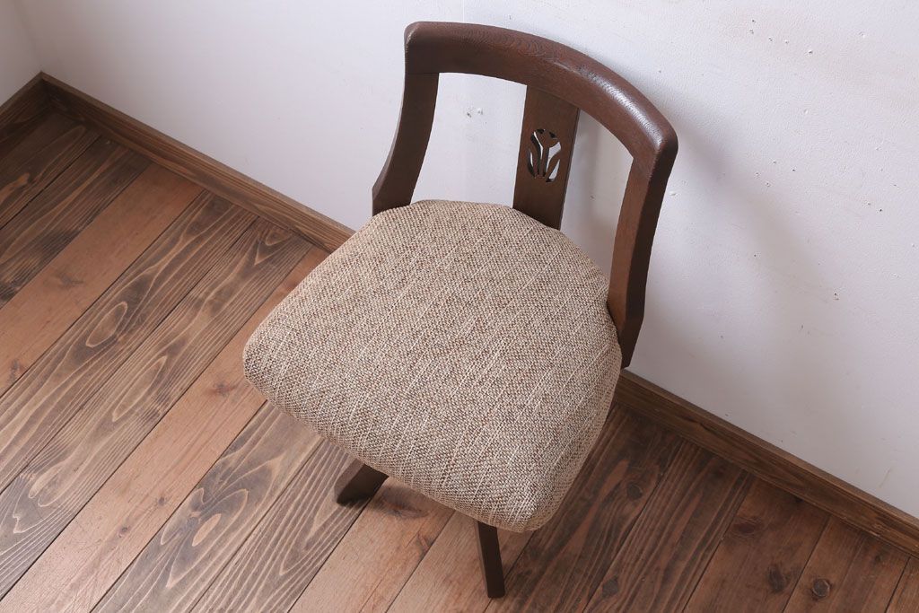 アンティーク家具　和製アンティーク　透かし彫り　古い木の回転椅子(回転イス)