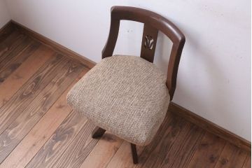 アンティーク家具　和製アンティーク　透かし彫り　古い木の回転椅子(回転イス)