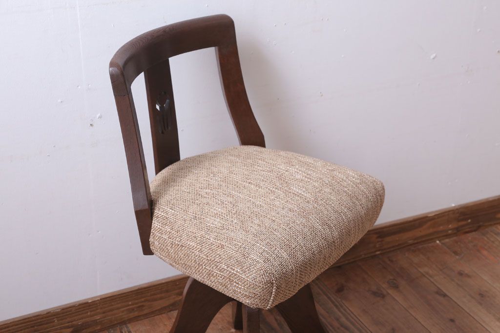 アンティーク家具　和製アンティーク　透かし彫り　古い木の回転椅子(回転イス)