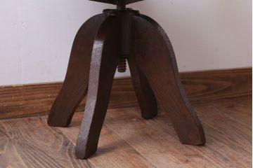 アンティーク家具　和製アンティーク　透かし彫り　古い木の回転椅子(回転イス)