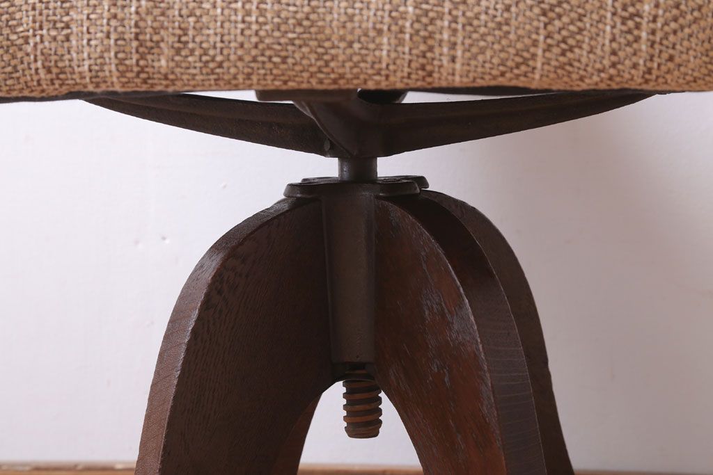 アンティーク家具　和製アンティーク　透かし彫り　古い木の回転椅子(回転イス)