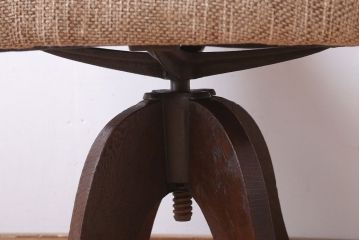 アンティーク家具　和製アンティーク　透かし彫り　古い木の回転椅子(回転イス)