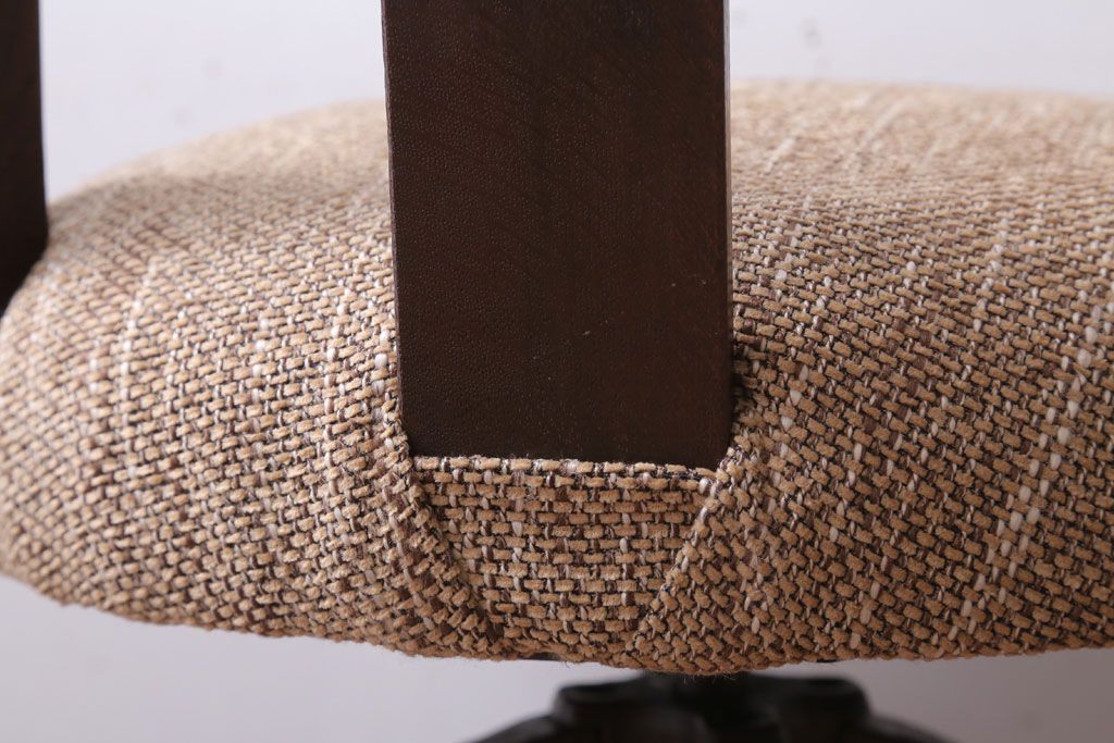 アンティーク家具　和製アンティーク　透かし彫り　古い木の回転椅子(回転イス)