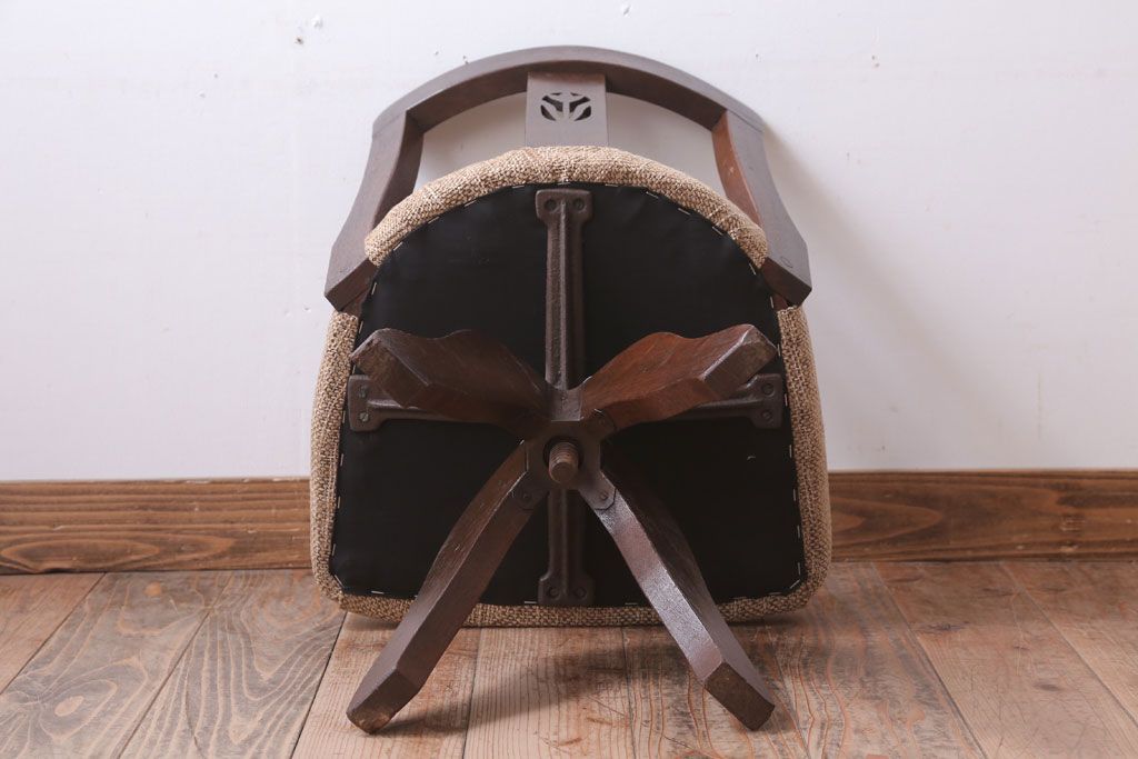 アンティーク家具　和製アンティーク　透かし彫り　古い木の回転椅子(回転イス)