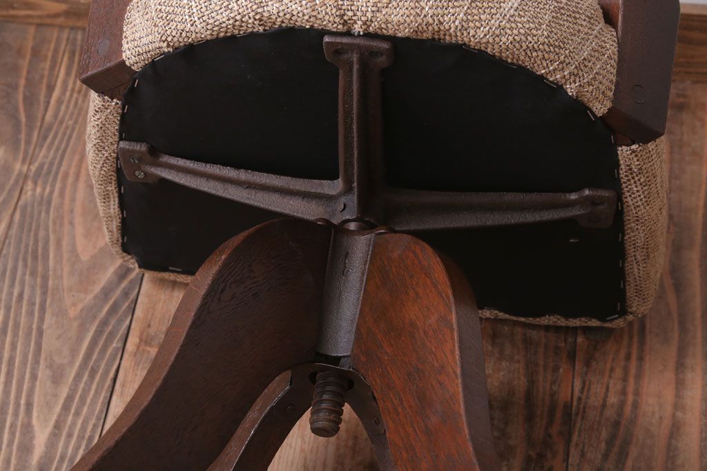 アンティーク家具　和製アンティーク　透かし彫り　古い木の回転椅子(回転イス)