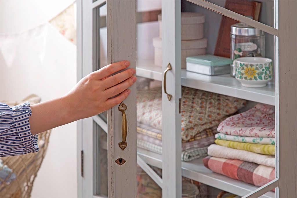 アンティーク家具　アンティークペイント　丸脚付き!おしゃれでかわいい食器棚