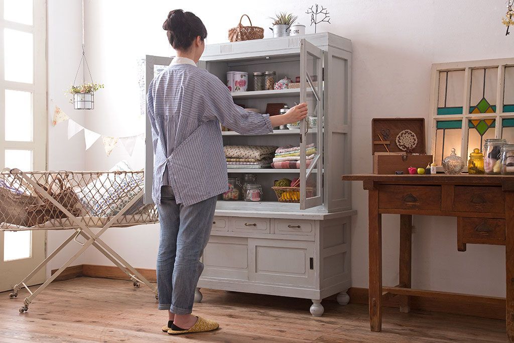 アンティーク家具　アンティークペイント　丸脚付き!おしゃれでかわいい食器棚