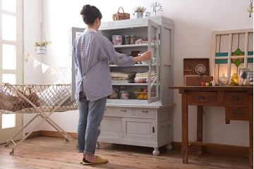 アンティーク家具　アンティークペイント　丸脚付き!おしゃれでかわいい食器棚