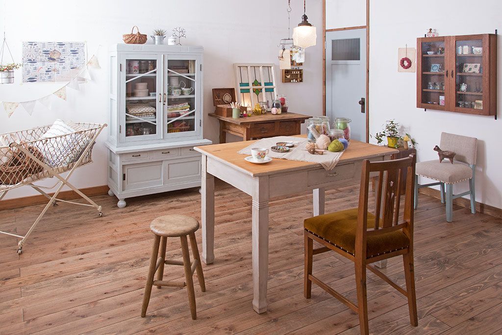 アンティーク家具　アンティークペイント　丸脚付き!おしゃれでかわいい食器棚