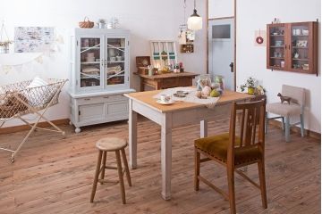アンティーク家具　アンティークペイント　丸脚付き!おしゃれでかわいい食器棚