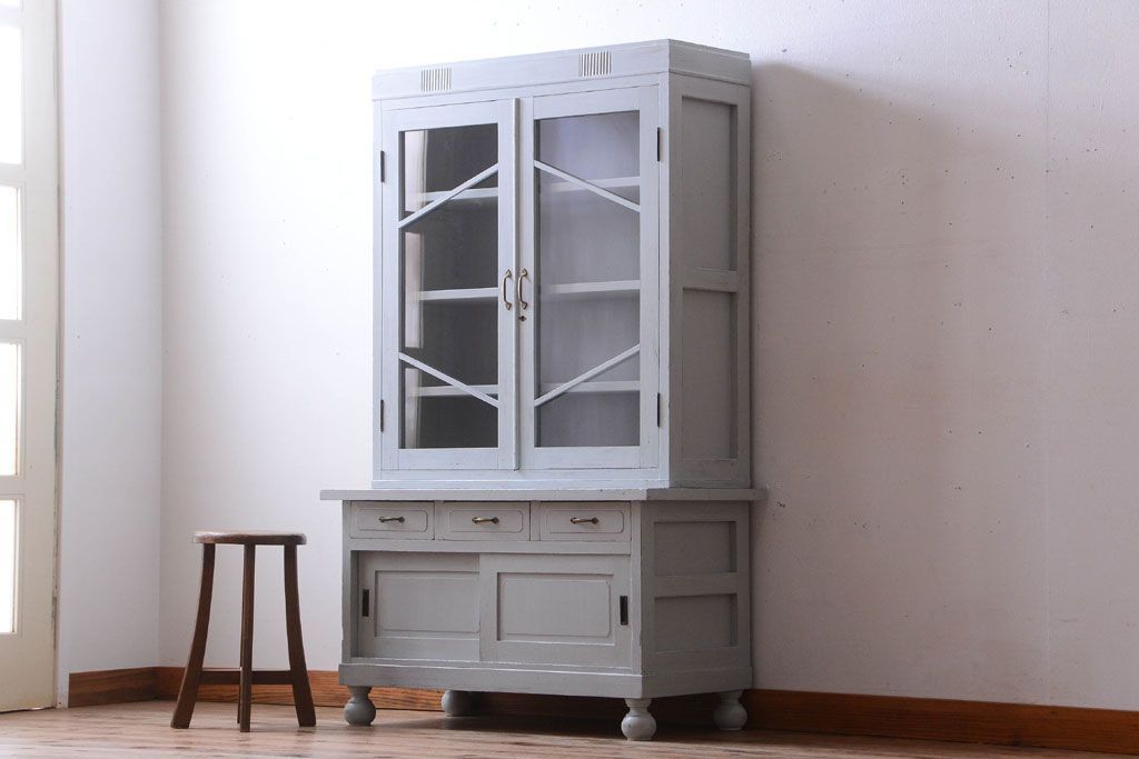 アンティーク家具　アンティークペイント　丸脚付き!おしゃれでかわいい食器棚