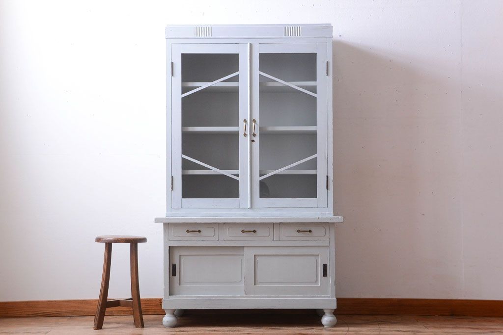 アンティーク家具　アンティークペイント　丸脚付き!おしゃれでかわいい食器棚