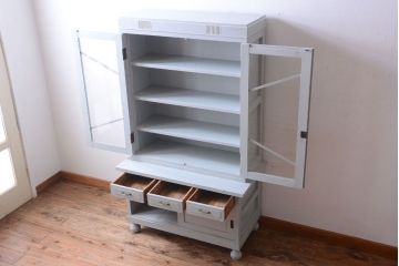 アンティーク家具　アンティークペイント　丸脚付き!おしゃれでかわいい食器棚