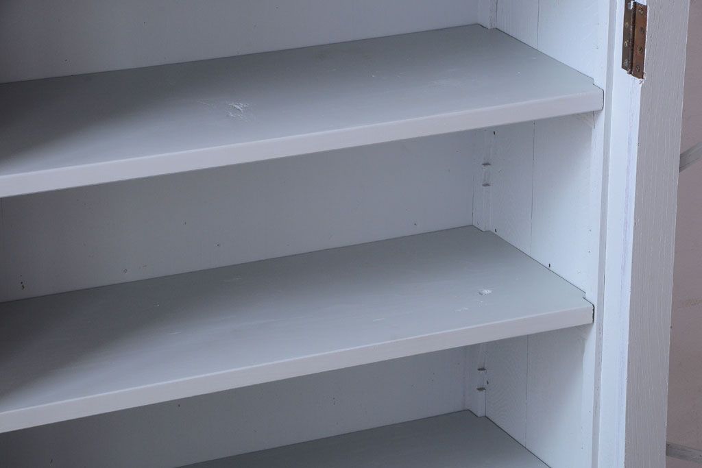 アンティーク家具　アンティークペイント　丸脚付き!おしゃれでかわいい食器棚