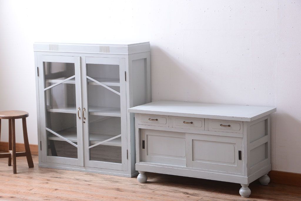 アンティーク家具　アンティークペイント　丸脚付き!おしゃれでかわいい食器棚