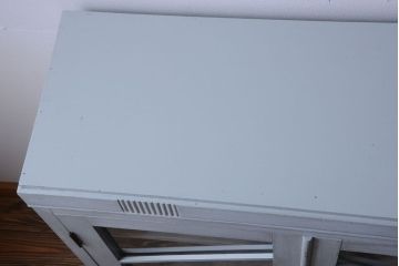 アンティーク家具　アンティークペイント　丸脚付き!おしゃれでかわいい食器棚