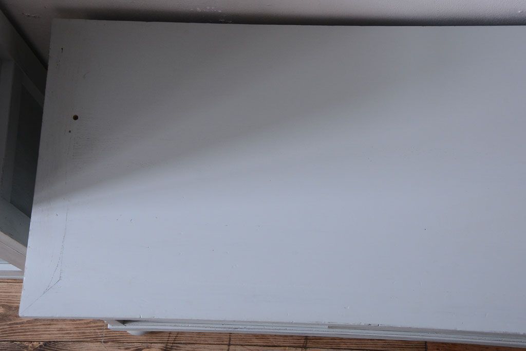 アンティーク家具　アンティークペイント　丸脚付き!おしゃれでかわいい食器棚