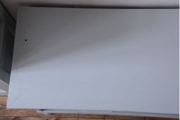 アンティーク家具　アンティークペイント　丸脚付き!おしゃれでかわいい食器棚