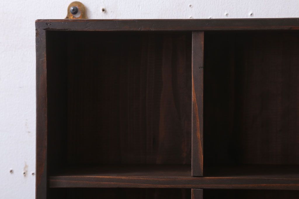 アンティーク家具　和製アンティーク　リメイク　古い木の小さな壁掛けマス目棚(2)