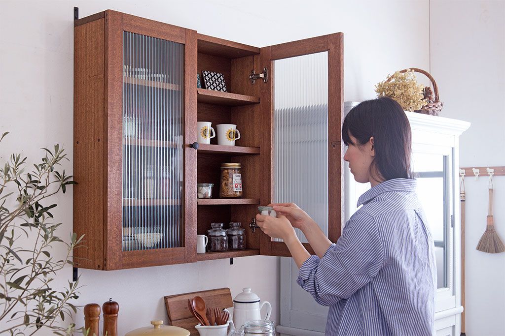 アンティーク家具　アンティーク　モールガラス入り!古い木のシンプルな壁掛け戸棚(1)