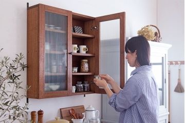 アンティーク家具　アンティーク　モールガラス入り!古い木のシンプルな壁掛け戸棚(1)