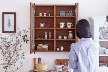 アンティーク家具　アンティーク　モールガラス入り!古い木のシンプルな壁掛け戸棚(1)