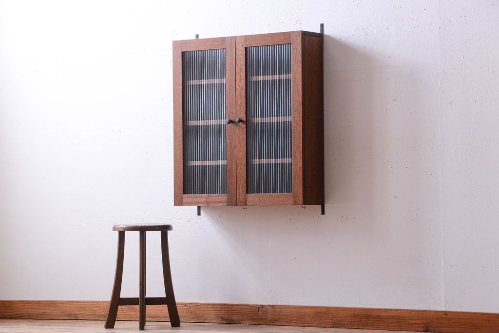 アンティーク家具　アンティーク　モールガラス入り!古い木のシンプルな壁掛け戸棚(1)