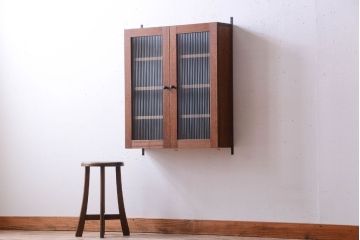 アンティーク家具　アンティーク　モールガラス入り!古い木のシンプルな壁掛け戸棚(1)