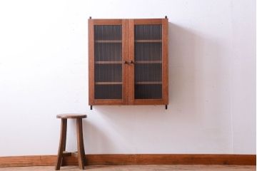 アンティーク家具　アンティーク　モールガラス入り!古い木のシンプルな壁掛け戸棚(1)