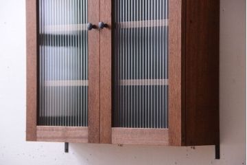 アンティーク家具　アンティーク　モールガラス入り!古い木のシンプルな壁掛け戸棚(1)