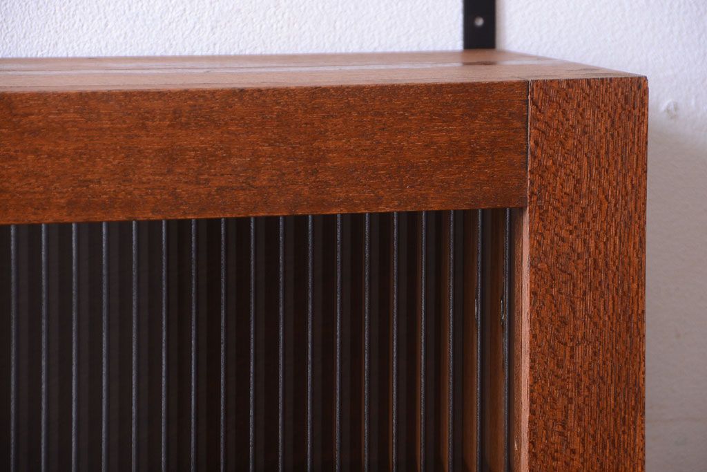 アンティーク家具　アンティーク　モールガラス入り!古い木のシンプルな壁掛け戸棚(1)