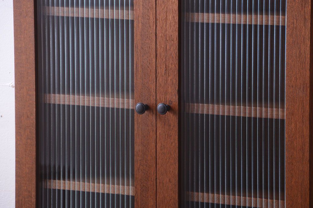 アンティーク家具　アンティーク　モールガラス入り!古い木のシンプルな壁掛け戸棚(1)